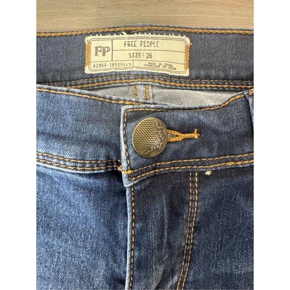 Free People Mid Rise Dark Wash Skinny Jeans‎ Size 26 - Picture 3 of 8